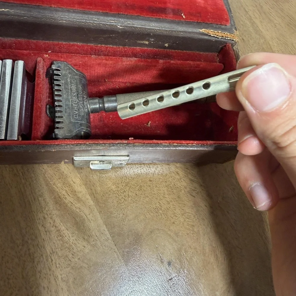 Vintage C.V. Heljestrand Safety Razor Metal Blades Travel Case Eskilstuna Sweden
